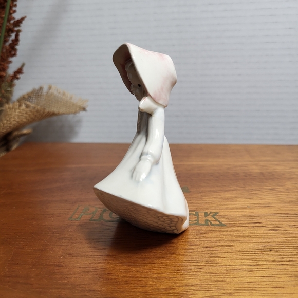 Vintage Ceramic Girl in the Wind Figurine - Picture 6 of 16